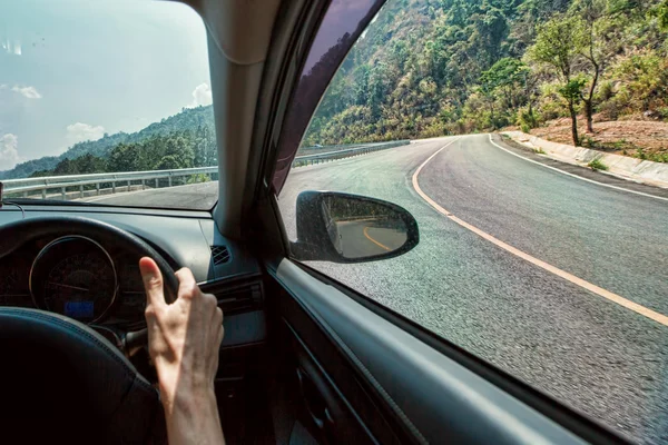 A hegyi úton autóban utazik — Stock Fotó