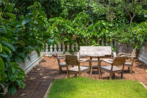 Terrasse verte avec table en bois — Photo