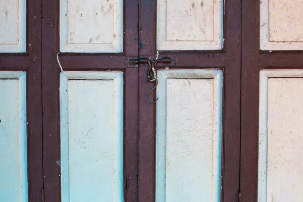 Antiguo asiático con bisagras puerta con cerradura — Foto de Stock