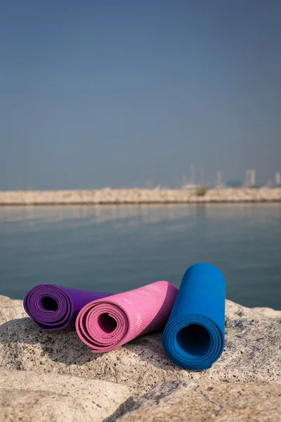 Yoga mats on the beach — Stock Photo, Image