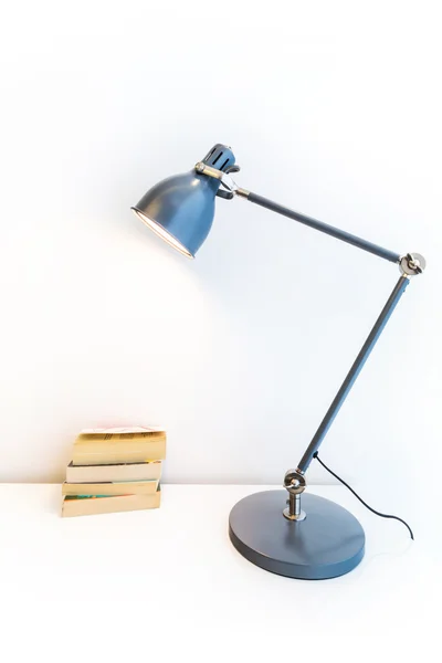 Lampe und Bücher — Stockfoto