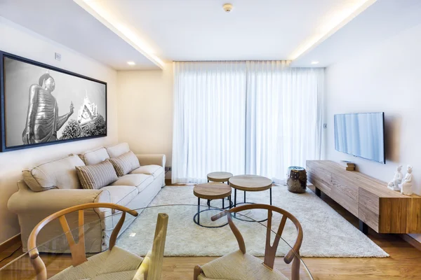 Obývací pokoj s televizí a velké okno — Stock fotografie