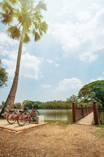 Descanso Bicicleta perto do rio — Fotografia de Stock