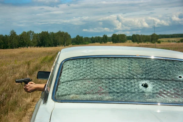 Escaramuça, perseguição e tiro no carro — Fotografia de Stock