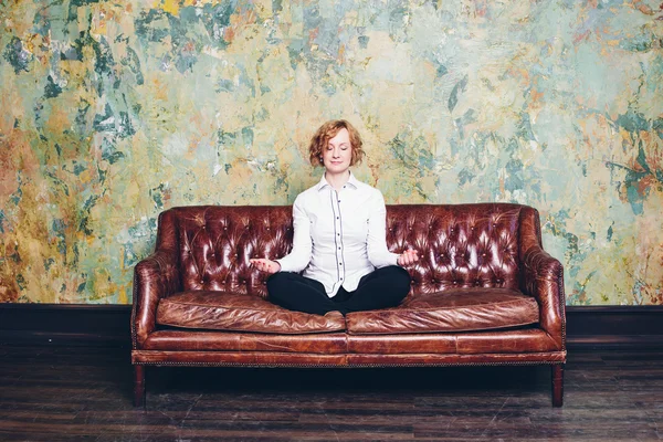 リラックスした女性とソファーの上の瞑想 — ストック写真