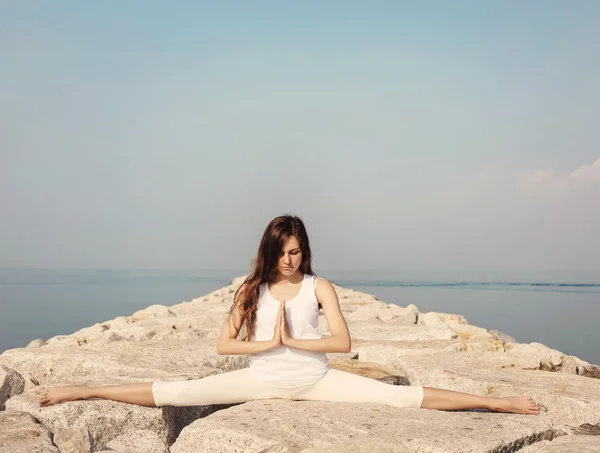 Mujer practicando yoga en la playa —  Fotos de Stock