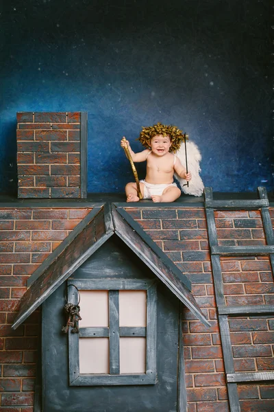 Lille engel sitter på taket – stockfoto