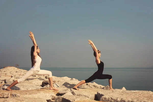 Kvinder, der praktiserer yoga - Stock-foto