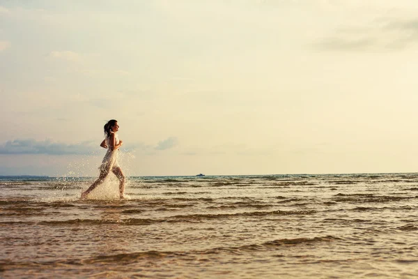 Femme courant sur la mer — Photo