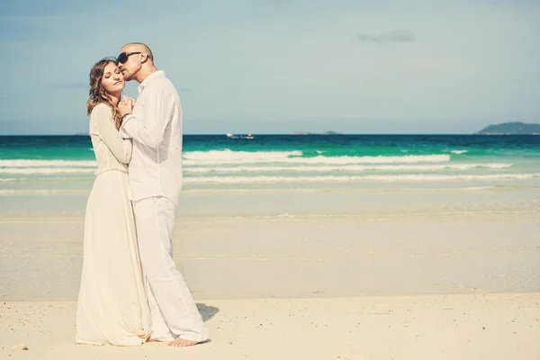 在豪华的海滩上接吻的夫妇 — 图库照片
