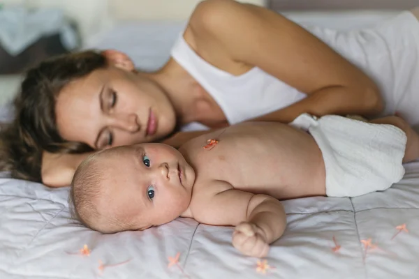 Sleeping mother and child on the bed — Stock Photo, Image