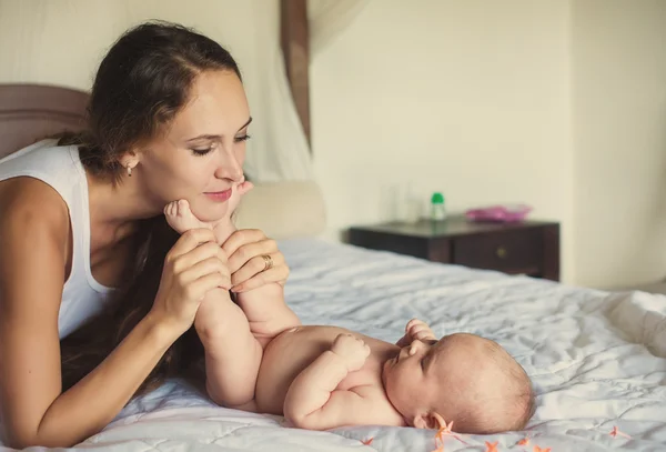 Yatakta oynayan bebek ile anne — Stok fotoğraf