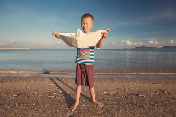 Criança brincando com papel de brinquedo — Fotografia de Stock