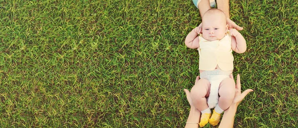 Bebé en los padres cuidado manos — Foto de Stock