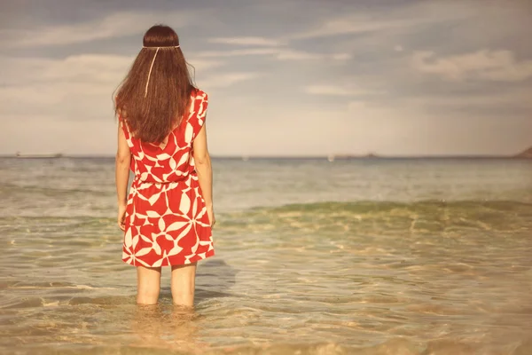 Frau steht und denkt auf dem Meer — Stockfoto