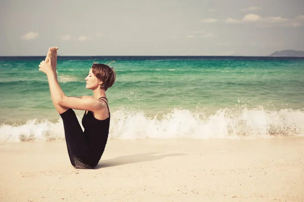 Kobieta robi ćwiczenia fitness na plaży — Zdjęcie stockowe