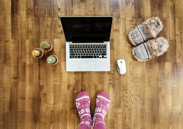 Menina trabalhando em casa com notebook — Fotografia de Stock