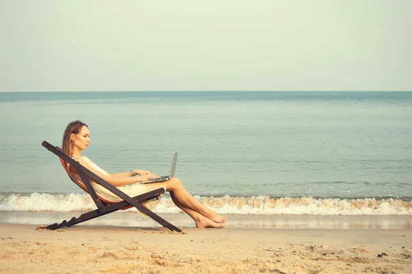 해변에서 노트북 컴퓨터와 여자 — 스톡 사진