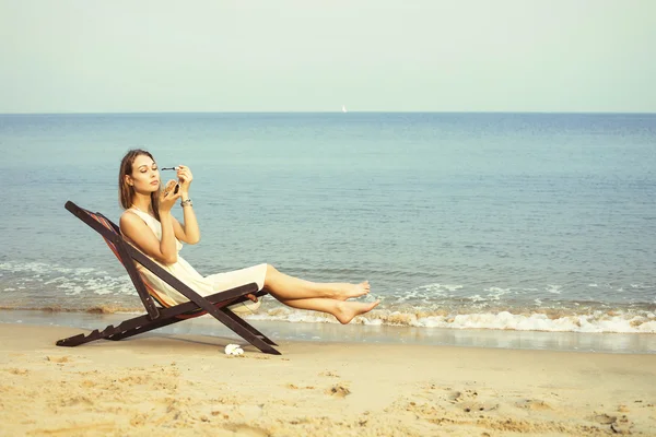 Donna che fa il trucco all'aperto sulla spiaggia — Foto Stock