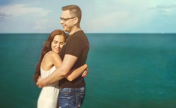 Par i kärlek kramar utomhus nära havet — Stockfoto