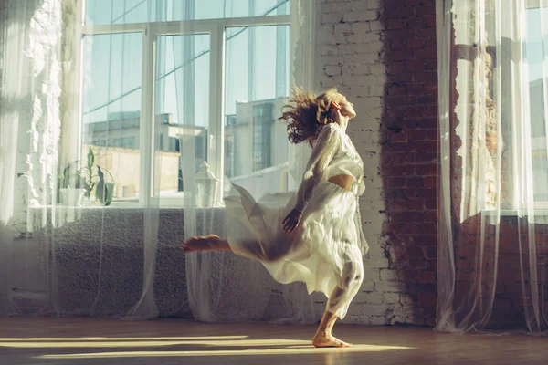 Mujer escuchando música y bailando —  Fotos de Stock