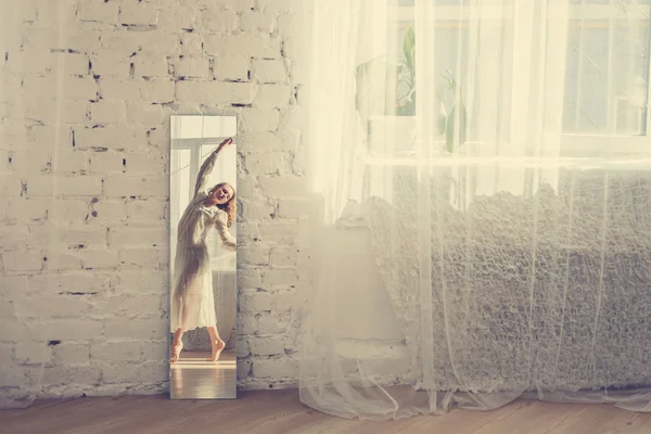 Mulher de vestido branco dançando — Fotografia de Stock