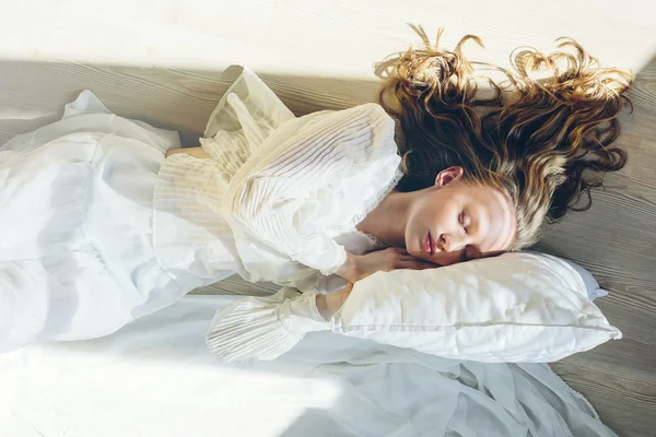 Портрет спящей женщины — стоковое фото