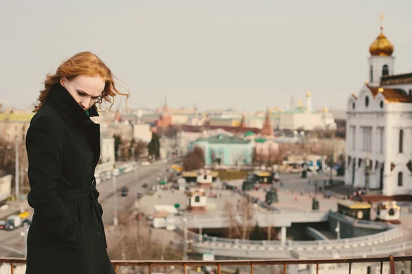 Vrouw in de buurt van de kerk in Moskou — Stockfoto