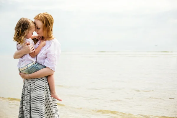Мать и дитя на море — стоковое фото