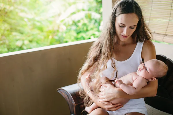 Beau bébé avec mère — Photo