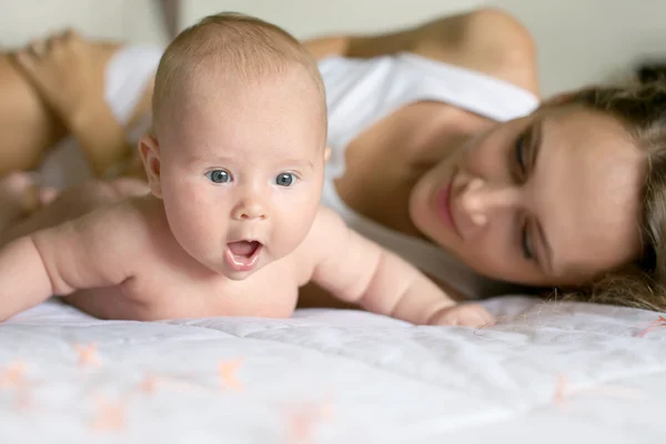 어머니와 함께 아름 다운 아기 — 스톡 사진