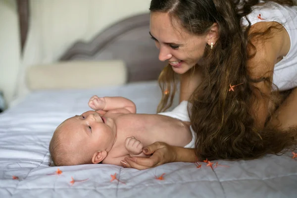 Beau bébé avec mère — Photo