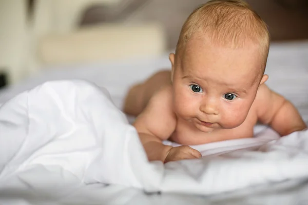 Hermoso bebé en la cama —  Fotos de Stock
