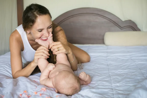 Glückliches Baby und Mutter — Stockfoto