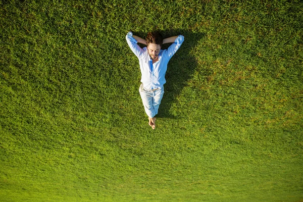 Жінка розслабляється на траві — стокове фото