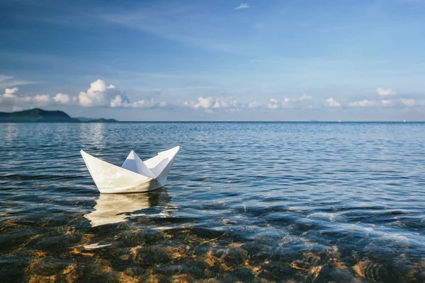 Бумажная лодка в море — стоковое фото