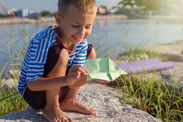 Ragazzo che gioca con aereo di carta — Foto Stock