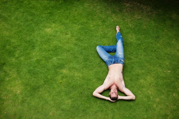 Mann entspannt sich auf Gras — Stockfoto