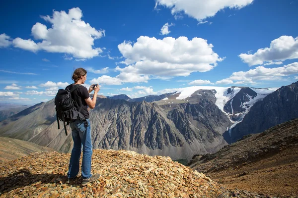 Uomo con fotocamera cellulare in montagna — Foto Stock