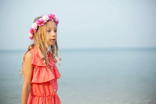 Petite fille sur la mer — Photo