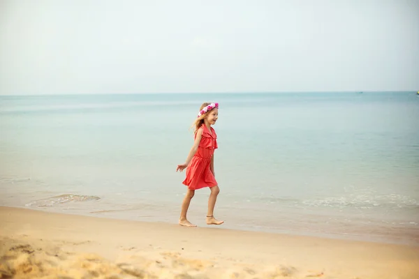 Little girl on the sea — Stock Photo, Image