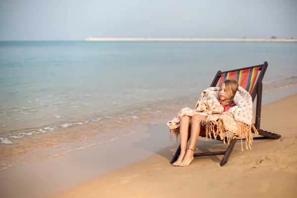 Bambina sulla spiaggia — Foto Stock