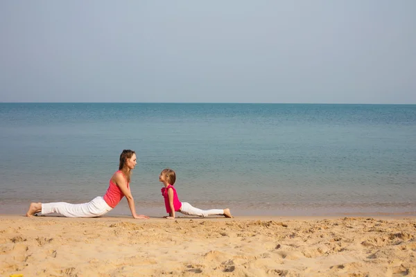 Matka a dcera dělá jógu cvičit — Stock fotografie