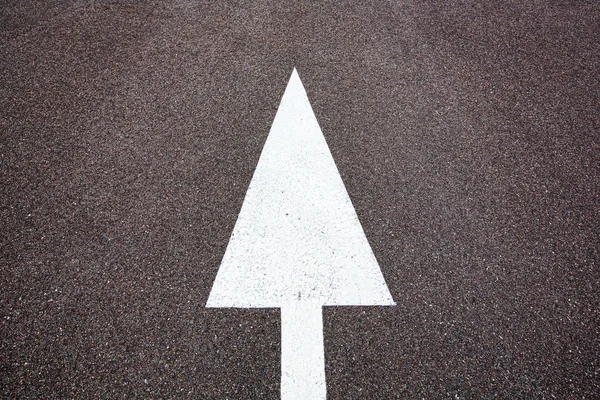 道路上の矢印の標識 — ストック写真