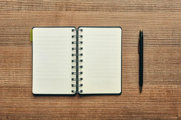 Cuaderno y pluma en la mesa — Foto de Stock