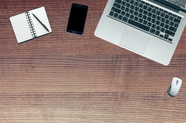 Computer portatile, notebook e telefono sul tavolo — Foto Stock