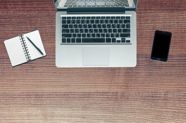 Computer portatile, notebook e telefono sul tavolo — Foto Stock