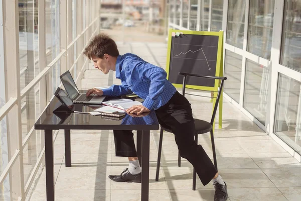 İşadamı ofis çalışanı çaresizlik içinde — Stok fotoğraf