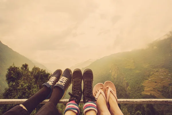 Přátel nohy venkovní na horské pozadí — Stock fotografie