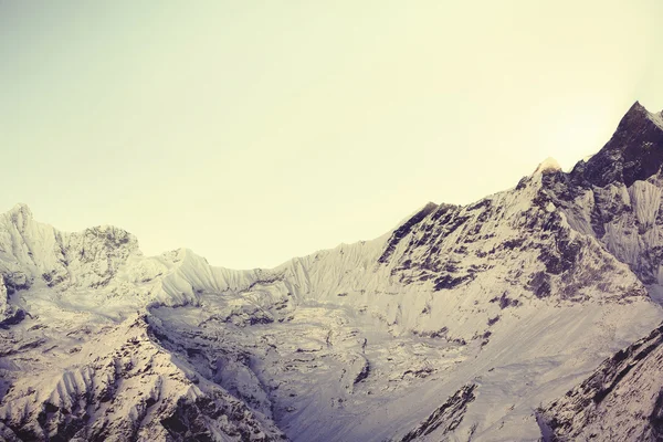 Salida del sol por encima de la cima del himalaya — Foto de Stock